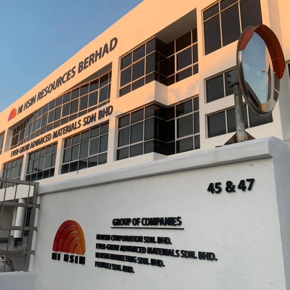 Ingresso 45 &47 davanti alla facciata di Ni Hsin Resources Berhad ed Ever-Grow Advanced Materials, illuminata dal sole.
